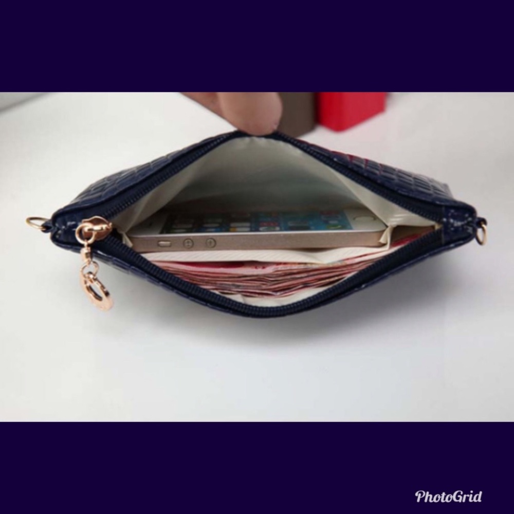 NEW Small B. Angle Blue Alligator Print Purse - Picture 4 of 7
